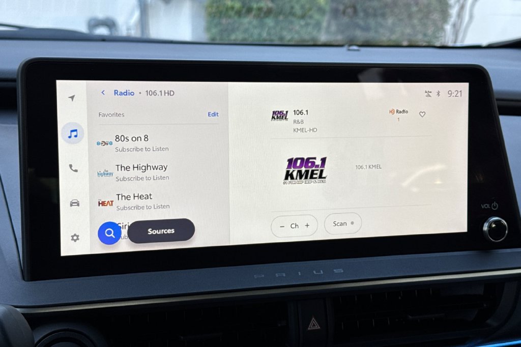 Certified 2025 Toyota Prius XLE FWD image 17