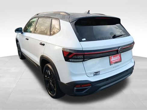 Used 2025 Volkswagen Taos SE image 3