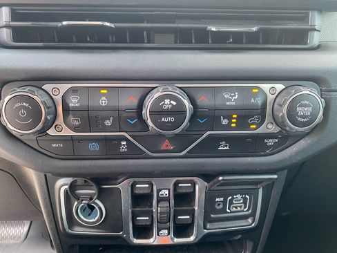 Used 2024 Jeep Wrangler Unlimited Sahara AWD/4WD image 15