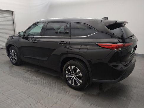 Used 2021 Toyota Highlander XLE image 3