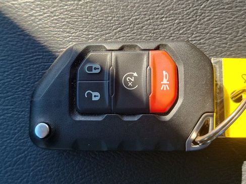 Used 2022 Jeep Gladiator Rubicon w/ Cold Weather Group image 32