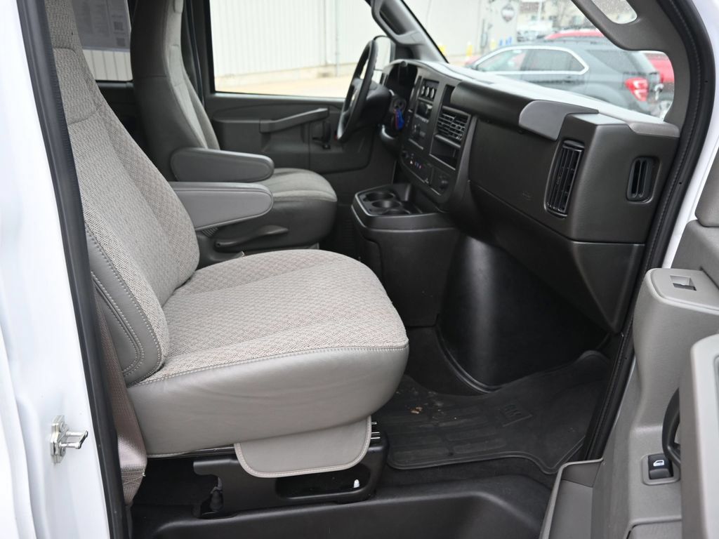 Used 2025 Chevrolet Express 3500 LT w/ LT Preferred Equipment Group RWD image 12