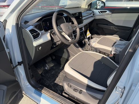 New 2026 Volkswagen Taos SE image 10