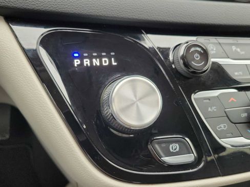 Used 2023 Chrysler Pacifica Touring-L FWD image 21
