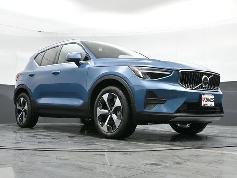 New 2025 Volvo XC40 B5 Core w/ Climate Package image 42