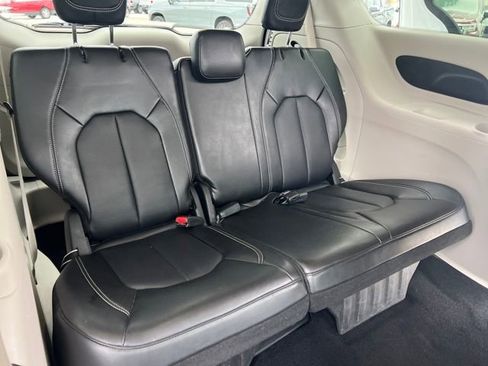 Used 2024 Chrysler Pacifica Touring-L image 18