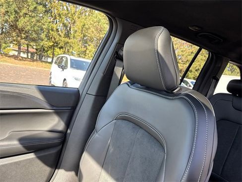 New 2025 Jeep Grand Cherokee Altitude image 24