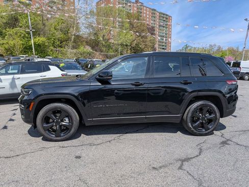 Used 2023 Jeep Grand Cherokee Limited w/ Black Appearance Package AWD/4WD image 11