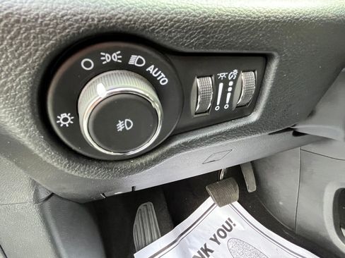 Used 2025 Chrysler Pacifica Limited image 11