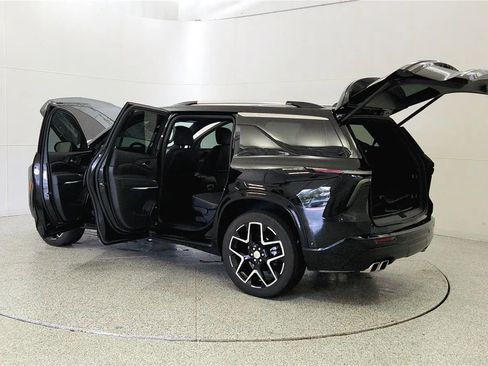 Used 2025 Chevrolet Traverse High Country AWD/4WD image 11