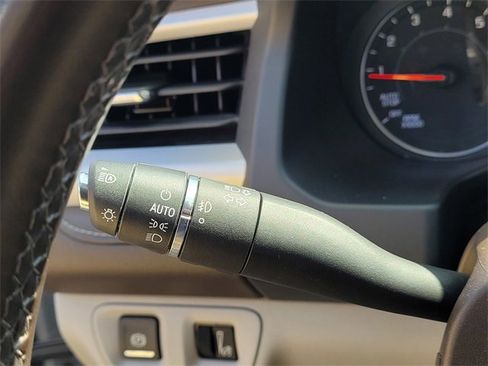 Used 2023 GMC Acadia SLT image 16