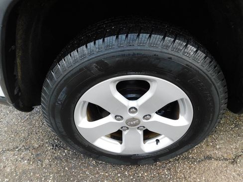 Used 2013 Jeep Grand Cherokee Laredo AWD/4WD image 11