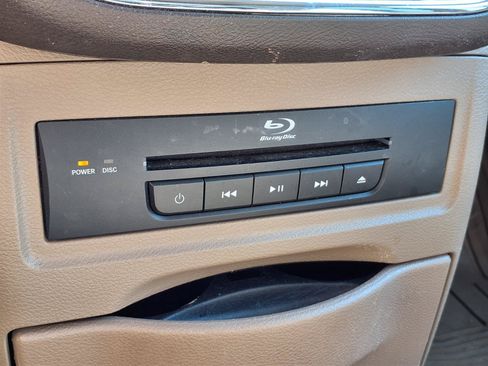 Used 2014 Chrysler Town & Country Limited w/ Luxury Group FWD image 10