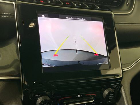 Used 2023 Jeep Grand Cherokee L Laredo image 13