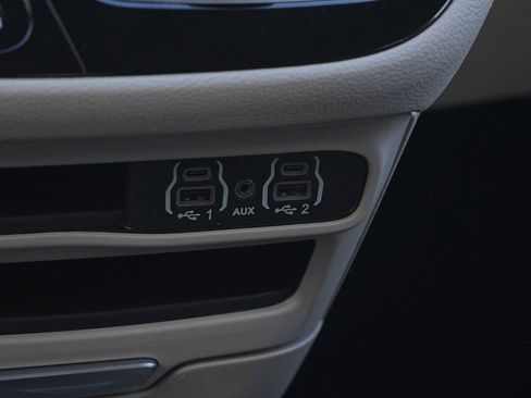 Used 2024 Chrysler Pacifica Limited FWD image 21