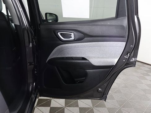 Used 2022 Jeep Compass Latitude image 23