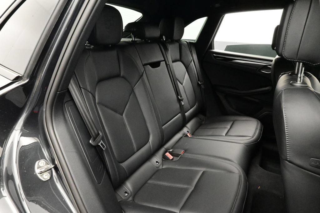 Certified 2025 Porsche Macan AWD/4WD image 16