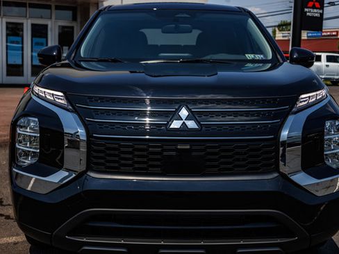 New 2025 Mitsubishi Outlander ES image 2