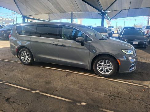 Used 2023 Chrysler Pacifica Touring-L image 13