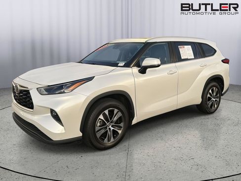 Used 2023 Toyota Highlander XLE FWD image 2