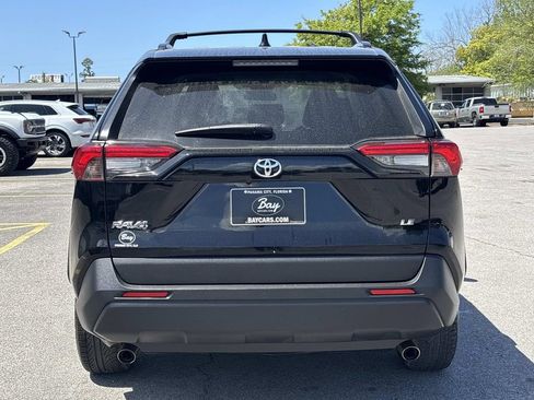 Used 2019 Toyota RAV4 LE FWD image 4