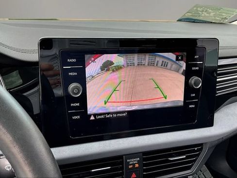 Used 2025 Volkswagen Jetta SE FWD image 13