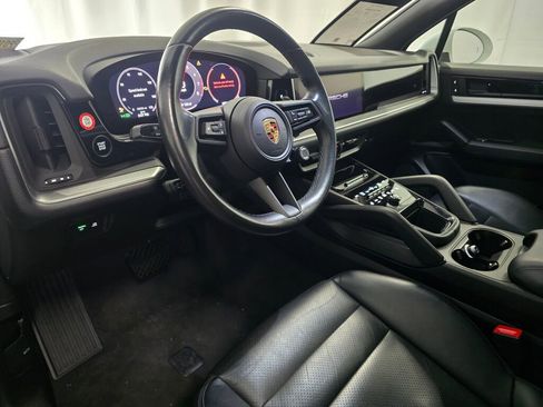 Used 2024 Porsche Cayenne image 4