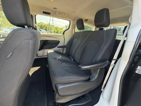 Used 2020 Chrysler Voyager L FWD image 16