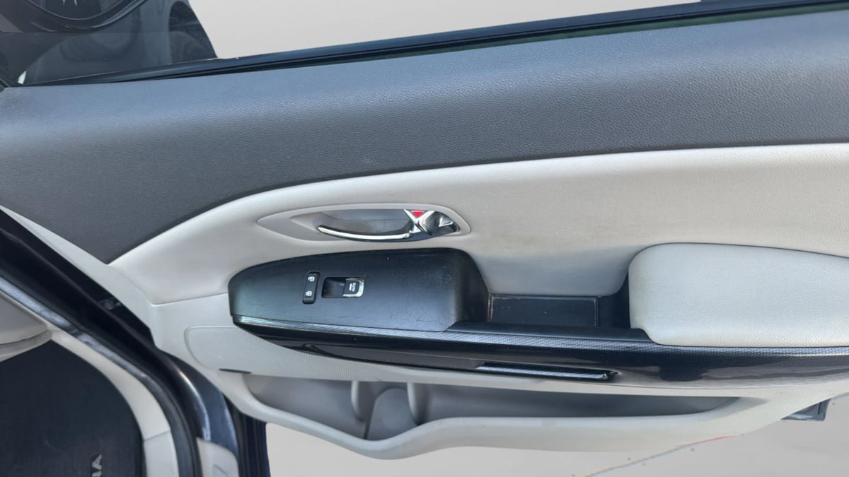 Used 2016 Kia Sedona SX FWD image 17