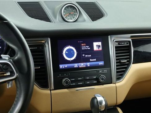 Used 2018 Porsche Macan Base image 16