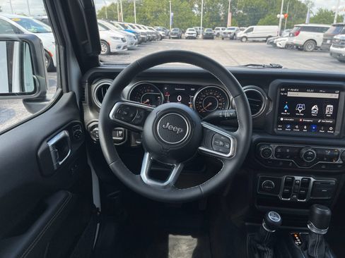 Used 2023 Jeep Gladiator Overland w/ Cold Weather Group AWD/4WD image 16