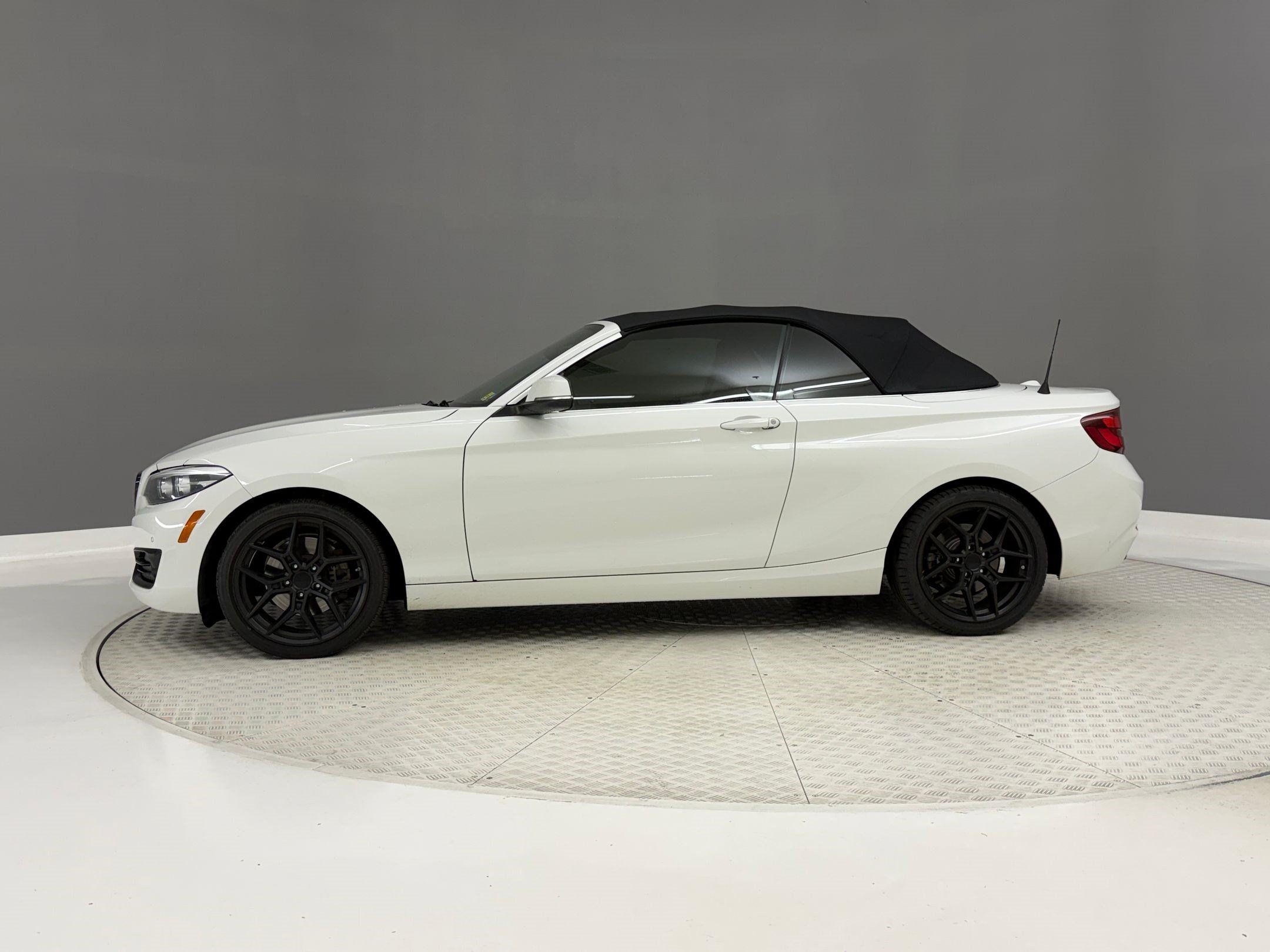 Used 2020 BMW 230i Convertible w/ Premium Package RWD image 2