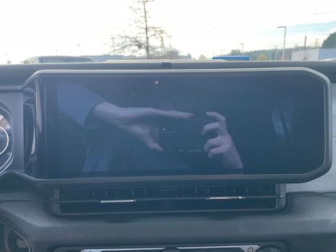 Used 2025 Jeep Gladiator Sport image 16