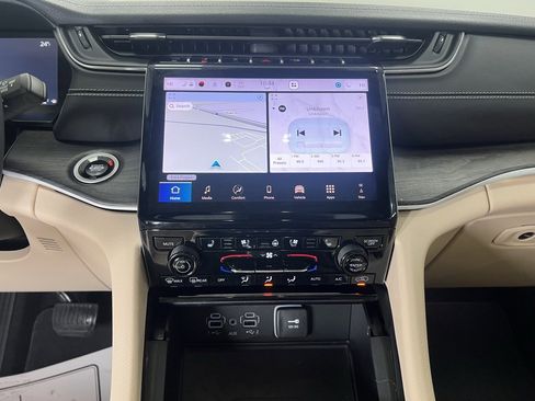 Certified 2024 Jeep Grand Cherokee L Limited w/ Luxury Tech Group II image 14