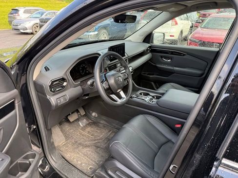 Used 2025 Honda Pilot Touring image 9