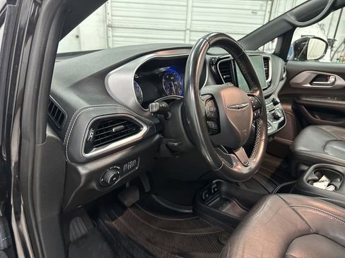 Used 2021 Chrysler Pacifica Touring-L w/ Uconnect Theater Family Group FWD image 8