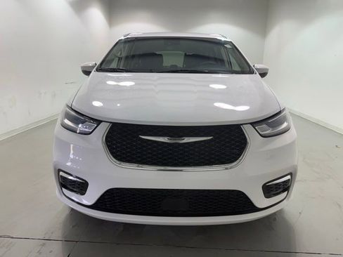 Used 2023 Chrysler Pacifica Touring-L FWD image 2