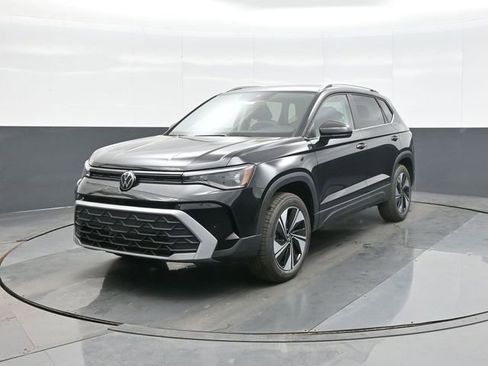 New 2026 Volkswagen Taos SE image 3