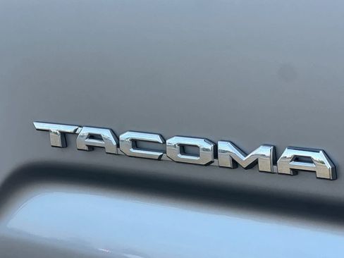 Used 2018 Toyota Tacoma TRD Off-Road w/ Technology Package RWD image 31