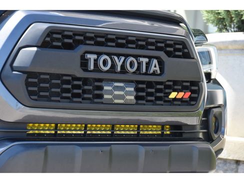 Used 2022 Toyota Tacoma TRD Off-Road AWD/4WD image 10
