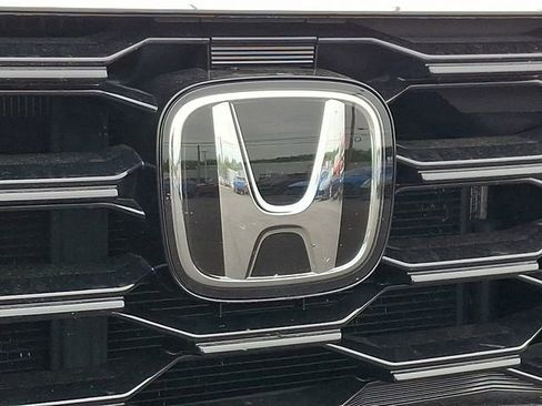 Used 2025 Honda Pilot Touring image 10