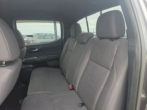 Used 2017 Toyota Tacoma TRD Sport w/ Tow Package RWD image 15