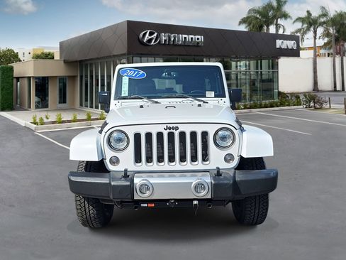 Used 2017 Jeep Wrangler Unlimited Sahara w/ Connectivity Group AWD/4WD image 8
