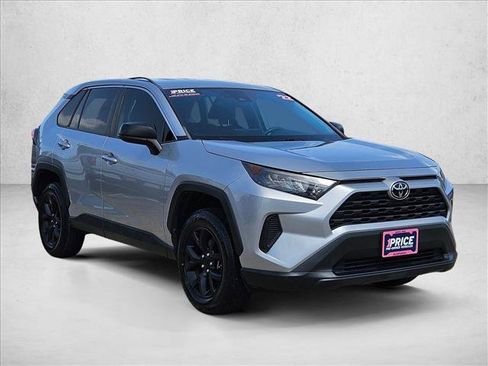 Used 2022 Toyota RAV4 LE FWD image 3