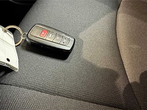 Used 2020 Toyota Corolla LE image 29