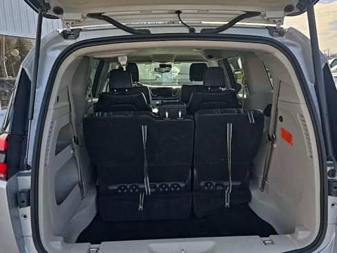 Used 2024 Chrysler Pacifica Touring-L image 9