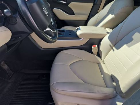 Used 2023 Toyota Highlander XLE FWD image 31
