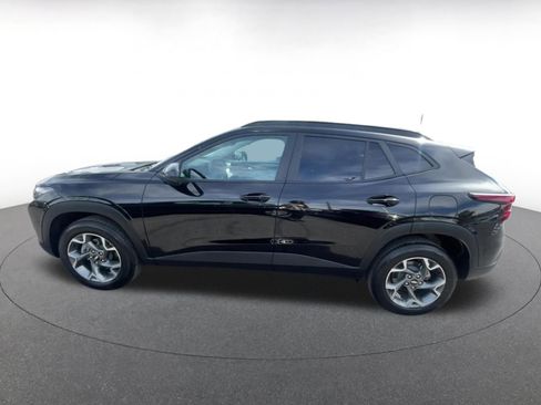 Used 2025 Chevrolet Trax LT image 9