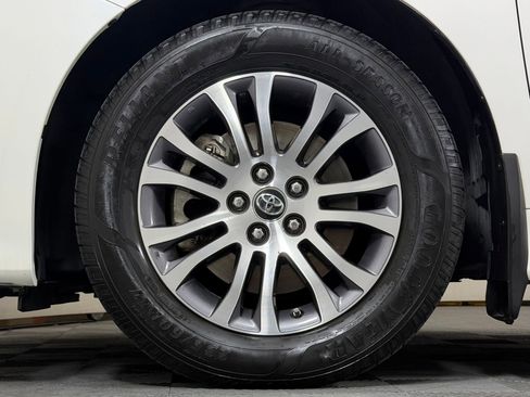 Used 2019 Toyota Sienna XLE w/ XLE Navigation Package FWD image 12