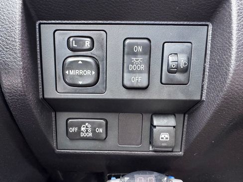 Used 2014 Toyota Tundra SR5 w/ SR5 Upgrade Package AWD/4WD image 32